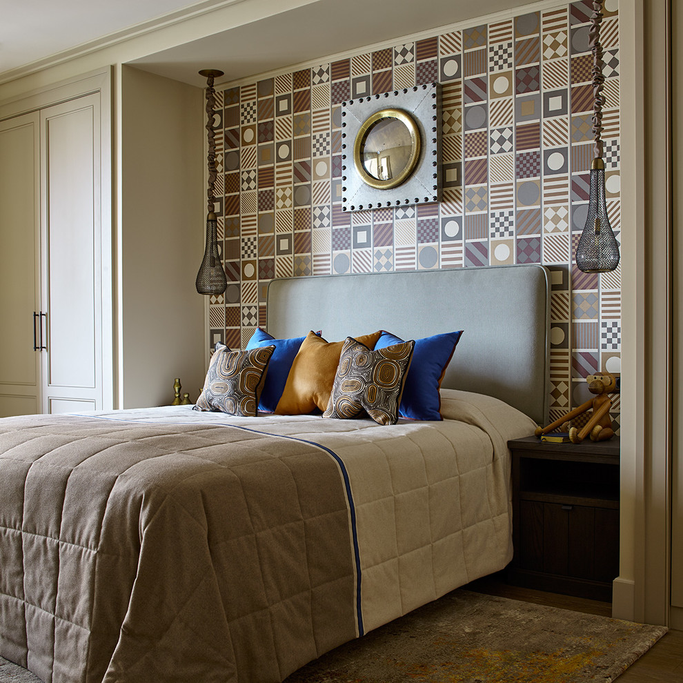 Свежая идея для дизайна: гостевая спальня среднего размера, (комната для гостей) в современном стиле с разноцветными стенами и кроватью в нише без камина - отличное фото интерьера