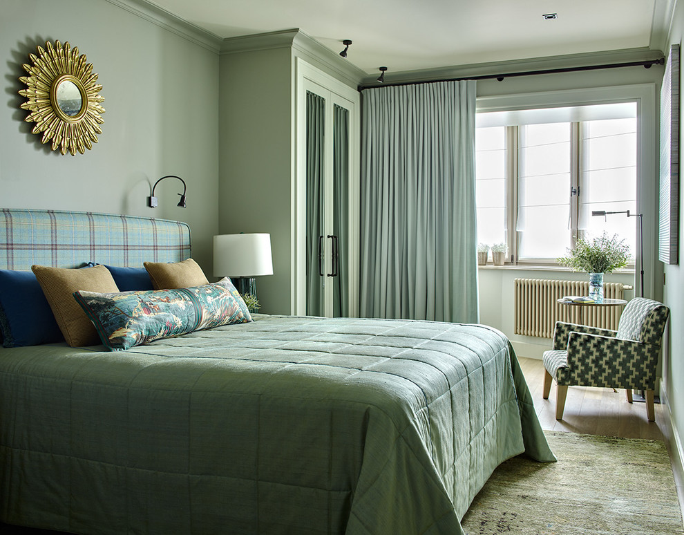 Стильный дизайн: хозяйская спальня среднего размера в современном стиле с зелеными стенами, паркетным полом среднего тона и кроватью в нише без камина - последний тренд