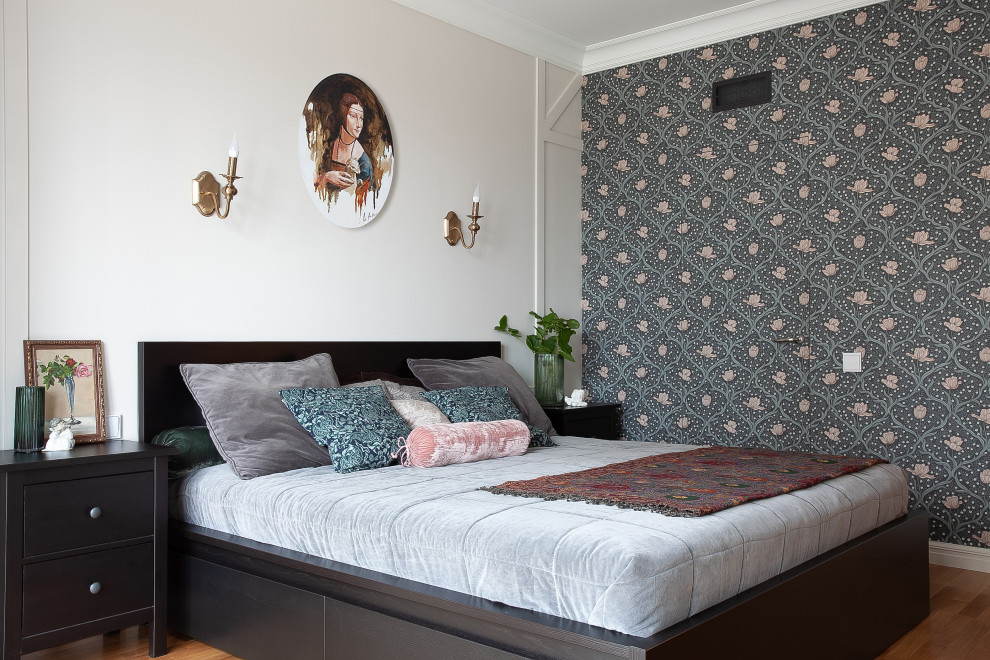Идея дизайна: хозяйская спальня в скандинавском стиле с паркетным полом среднего тона, коричневым полом и разноцветными стенами