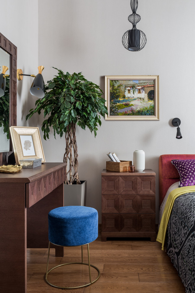 Modernes Schlafzimmer mit grauer Wandfarbe, braunem Holzboden und braunem Boden in Sonstige