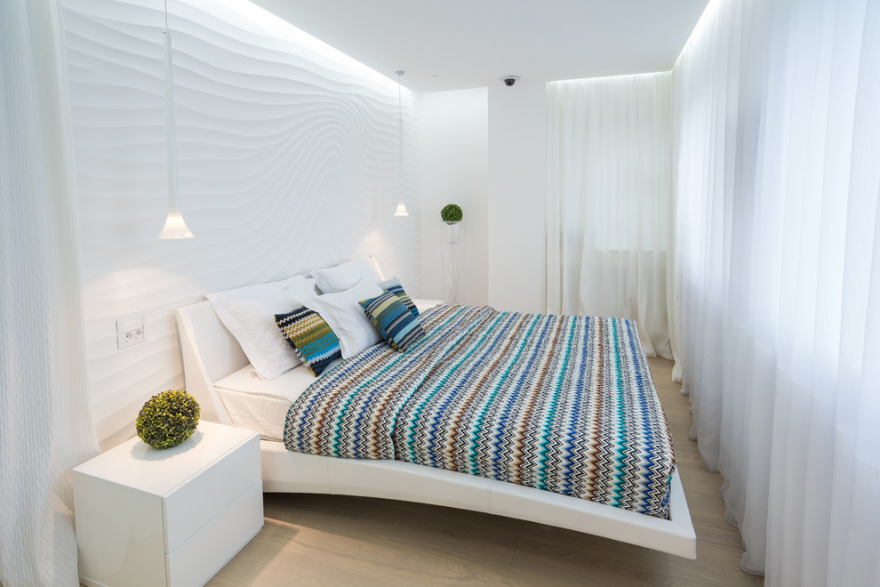 Modernes Schlafzimmer mit weißer Wandfarbe und hellem Holzboden in Moskau