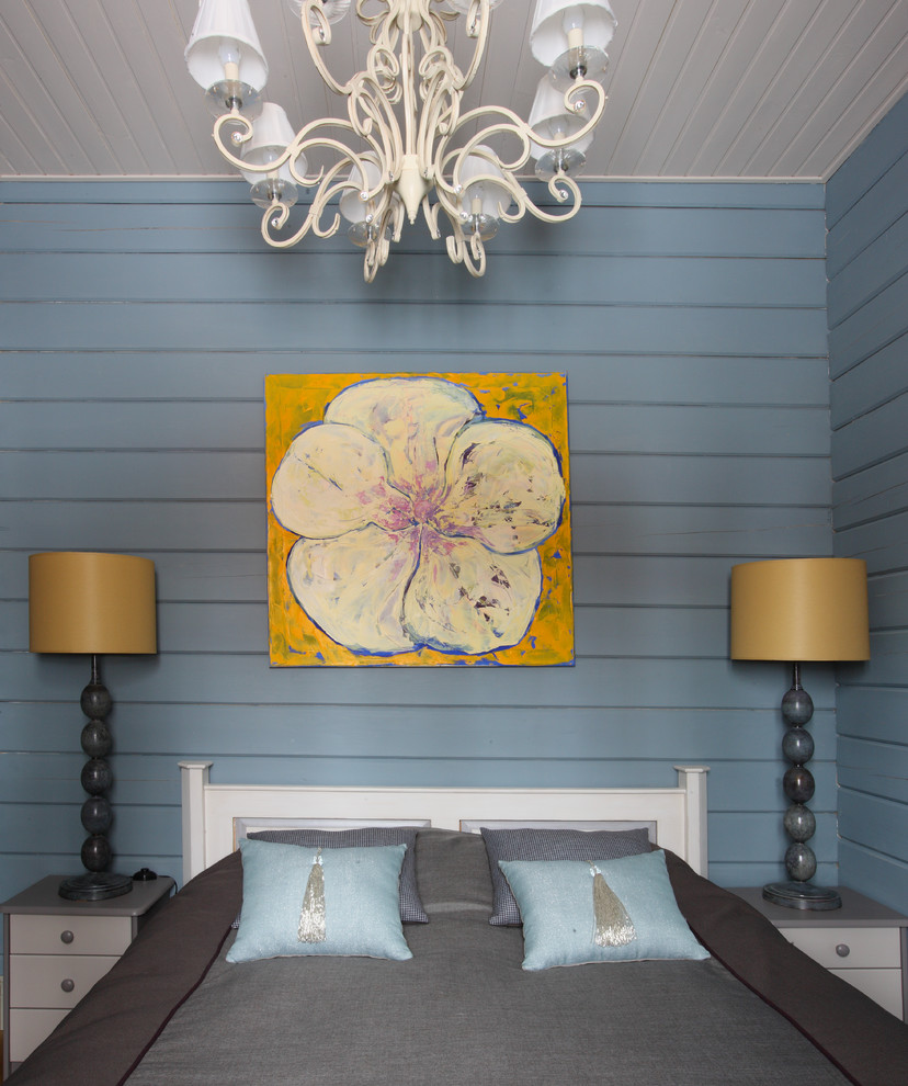 Стильный дизайн: спальня в стиле неоклассика (современная классика) с синими стенами - последний тренд