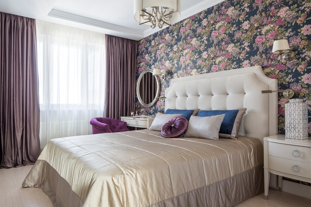Cette image montre une chambre parentale traditionnelle avec un mur violet, parquet clair et un sol beige.