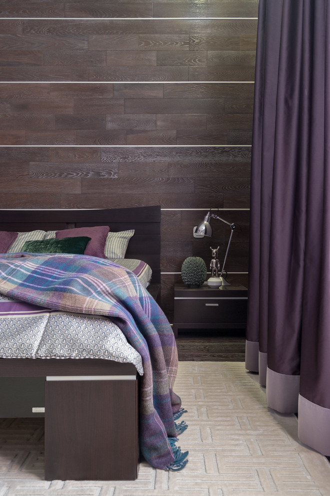 На фото: хозяйская спальня: освещение в современном стиле с коричневыми стенами, темным паркетным полом и коричневым полом