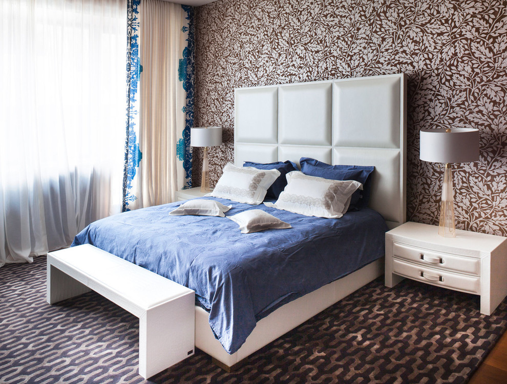 Источник вдохновения для домашнего уюта: спальня в современном стиле с коричневыми стенами и ковровым покрытием