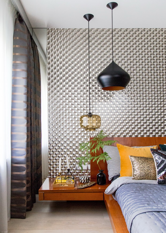 Источник вдохновения для домашнего уюта: хозяйская спальня в современном стиле с серыми стенами, светлым паркетным полом, бежевым полом и кроватью в нише