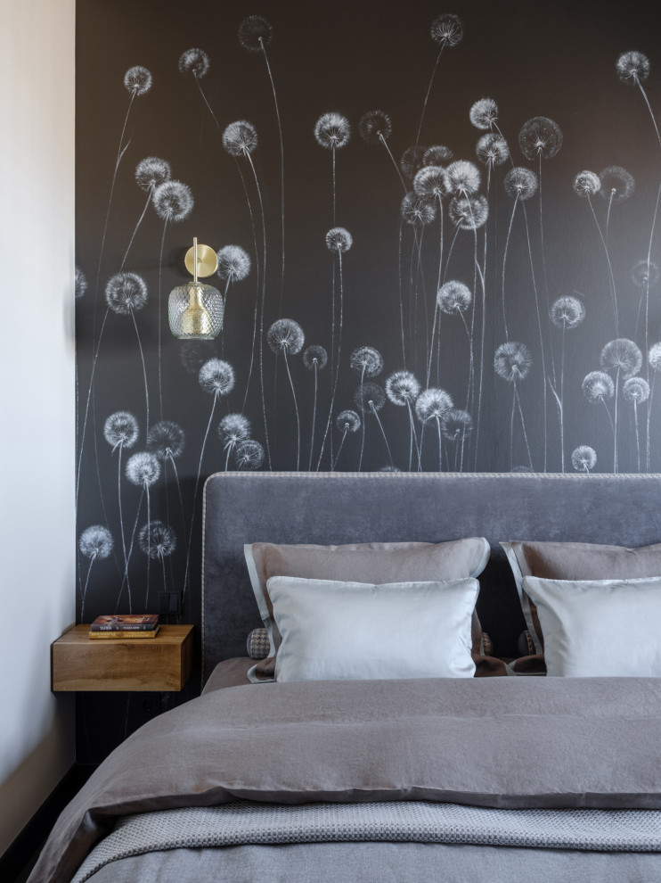 Kleines Modernes Hauptschlafzimmer mit beiger Wandfarbe, Laminat und schwarzem Boden in Moskau