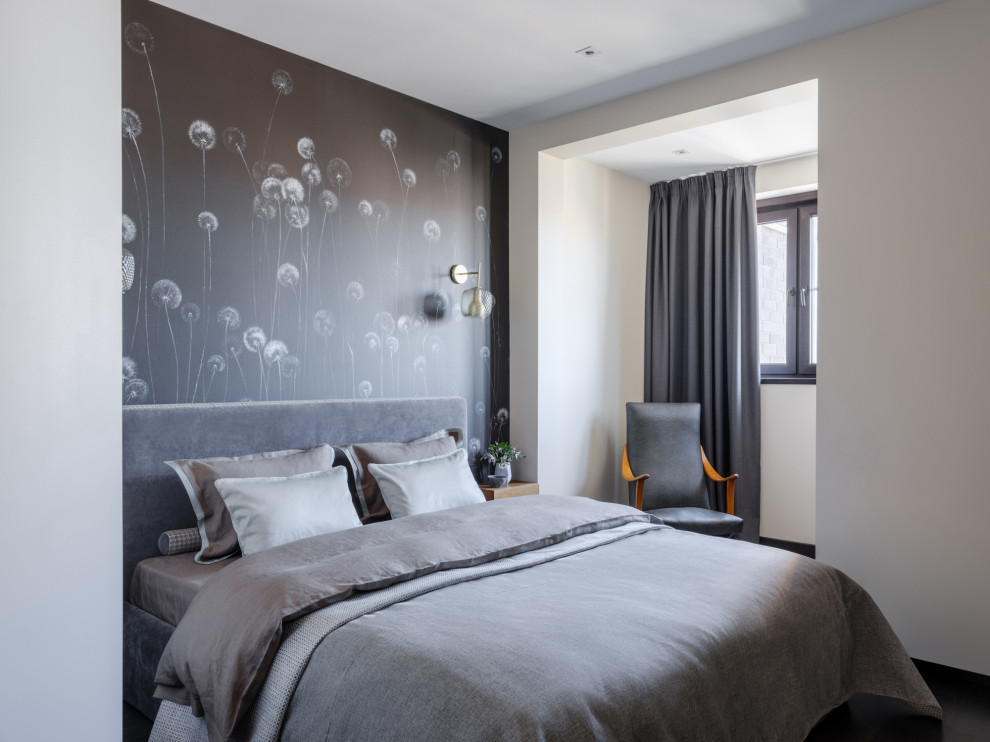 Ejemplo de dormitorio principal contemporáneo pequeño con paredes beige, suelo laminado y suelo negro