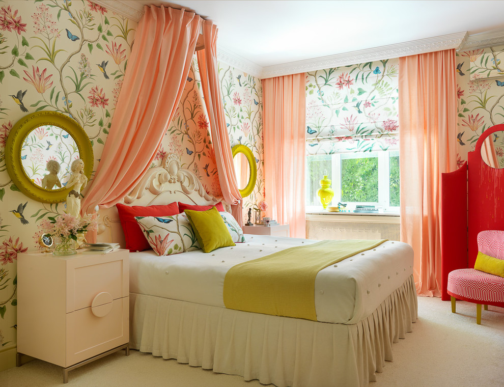 Источник вдохновения для домашнего уюта: спальня в стиле неоклассика (современная классика) с разноцветными стенами, ковровым покрытием и белым полом