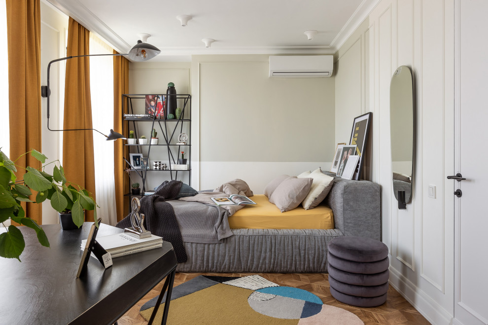 Ispirazione per una camera da letto contemporanea con pareti grigie, pavimento in legno massello medio e pavimento marrone