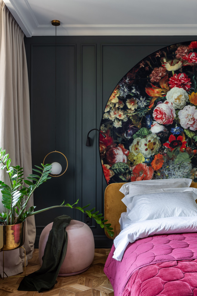 Eklektisches Schlafzimmer mit schwarzer Wandfarbe, braunem Holzboden und braunem Boden in Moskau