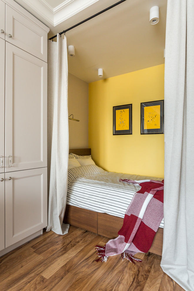 Свежая идея для дизайна: хозяйская спальня в современном стиле с желтыми стенами и паркетным полом среднего тона - отличное фото интерьера