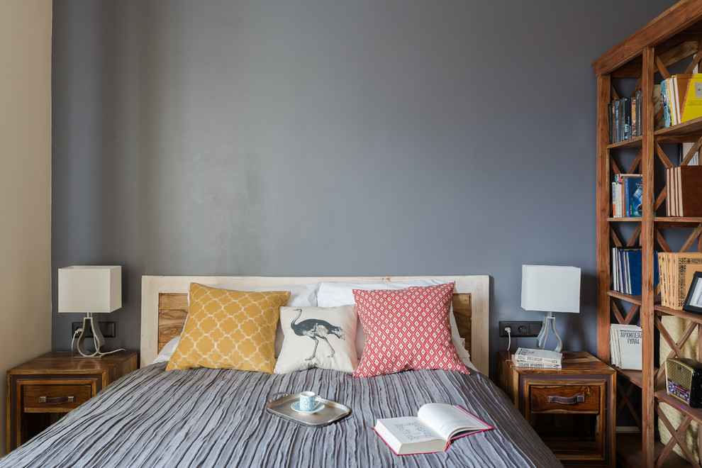 Bild på ett litet eklektiskt sovloft, med grå väggar och laminatgolv