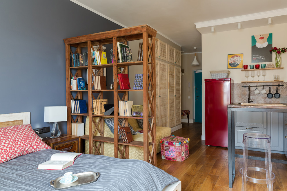 Kleines Eklektisches Schlafzimmer ohne Kamin, im Loft-Style mit grauer Wandfarbe und Laminat in Sankt Petersburg