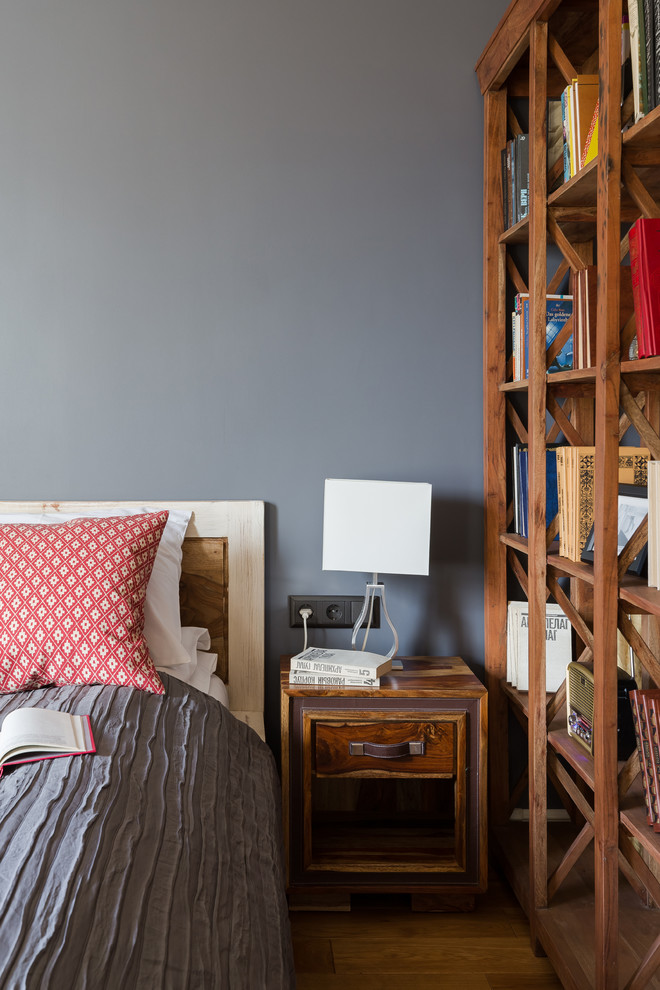 Идея дизайна: маленькая спальня на антресоли в стиле фьюжн с серыми стенами и полом из ламината без камина для на участке и в саду