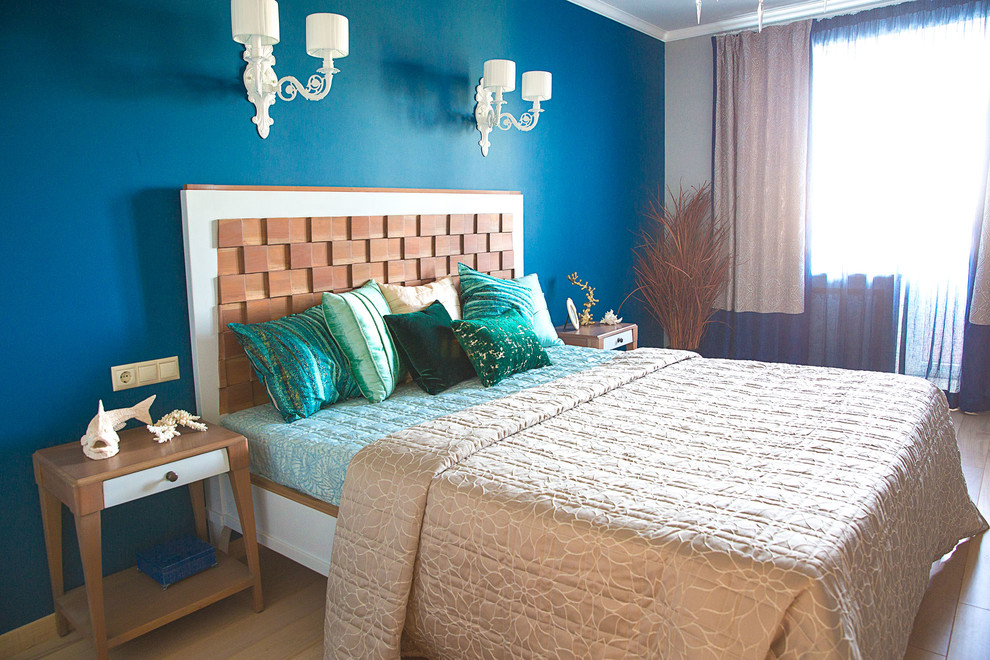 Foto de dormitorio principal costero con suelo de madera en tonos medios