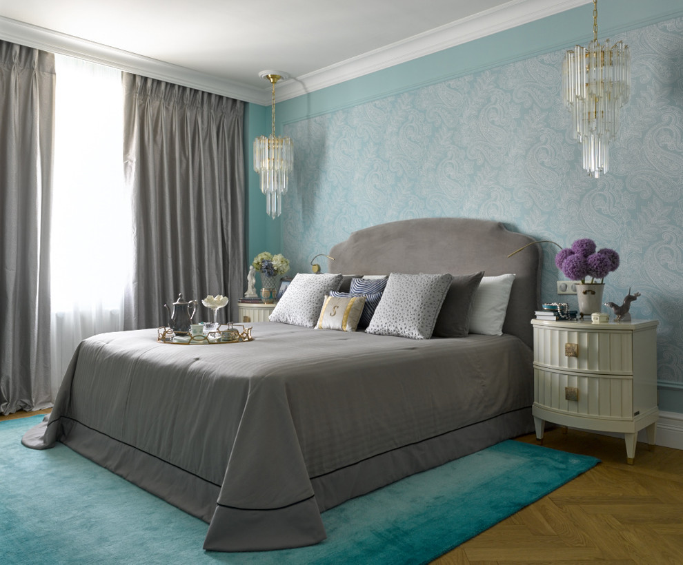 Esempio di una camera matrimoniale chic con pareti blu e pavimento in legno massello medio
