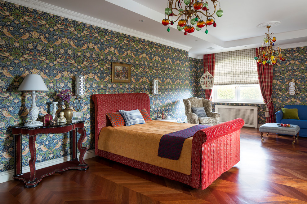 Imagen de dormitorio ecléctico con suelo de madera en tonos medios y suelo marrón