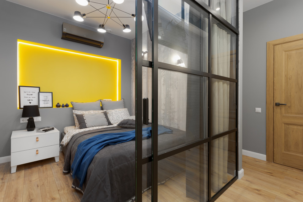 Foto de dormitorio principal contemporáneo grande con paredes grises, suelo de madera en tonos medios y suelo beige