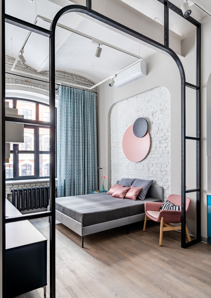 Idee per una camera da letto design con pareti grigie, parquet scuro e pavimento marrone