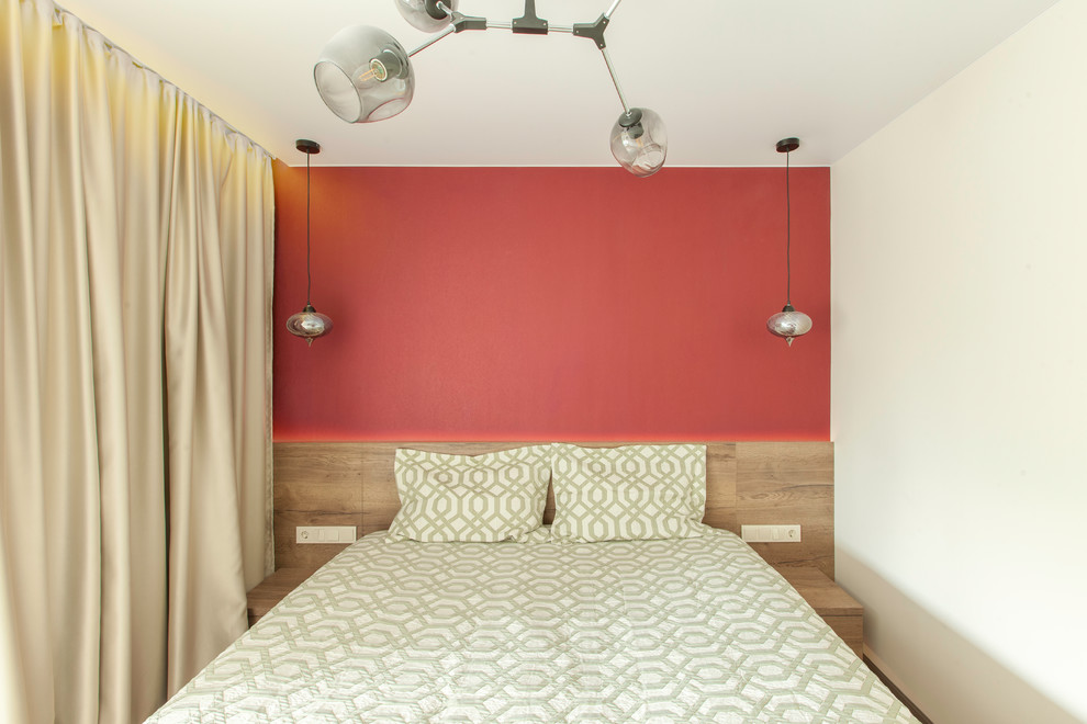 Immagine di una piccola camera matrimoniale contemporanea con pareti rosse, pavimento in legno massello medio e pavimento beige