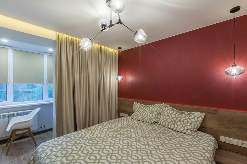 На фото: маленькая хозяйская спальня в современном стиле с красными стенами, паркетным полом среднего тона и бежевым полом для на участке и в саду с