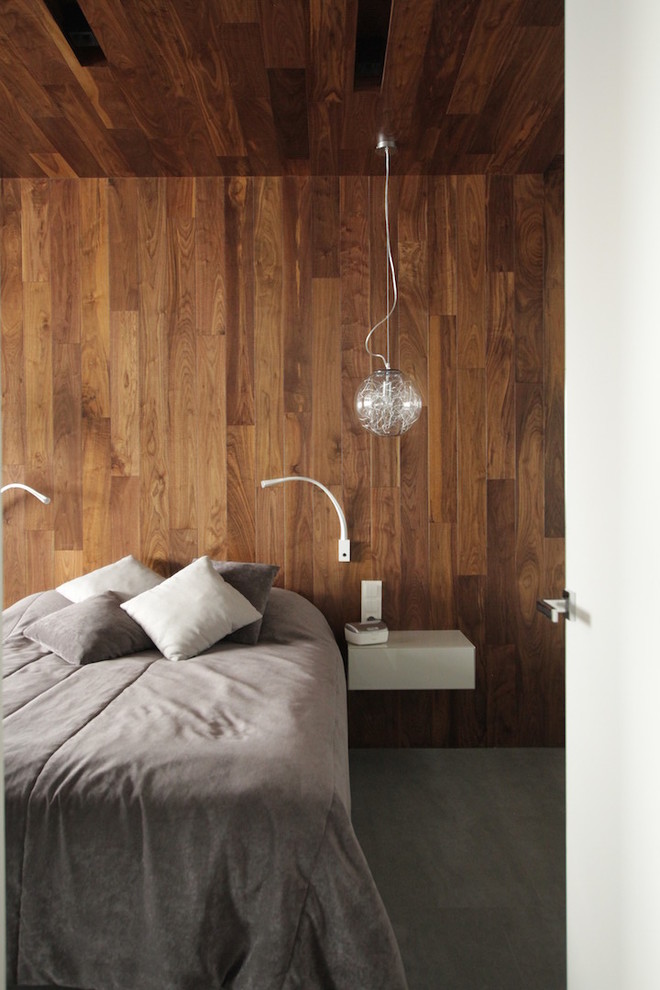 Idee per una camera matrimoniale contemporanea di medie dimensioni con pavimento in gres porcellanato e pareti marroni