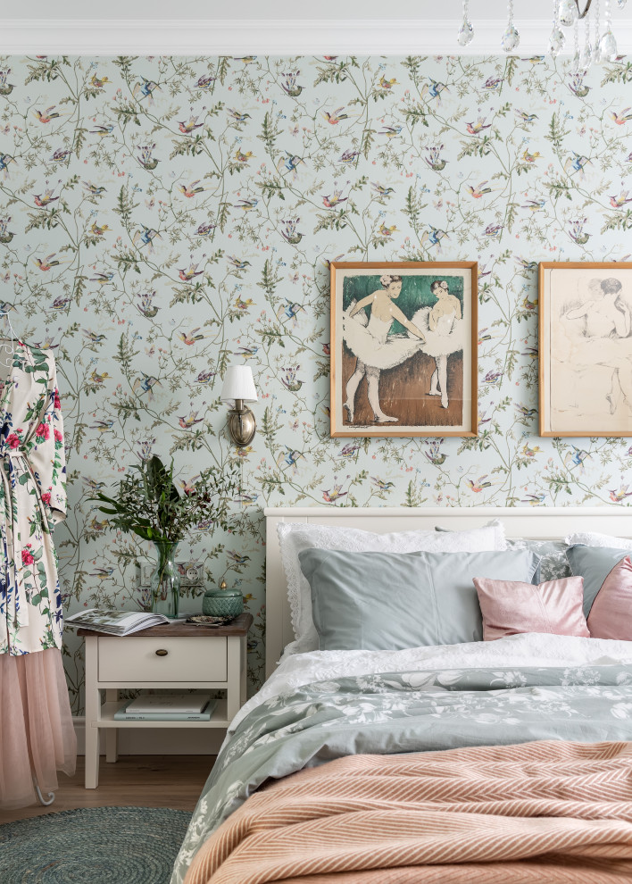 Ejemplo de dormitorio principal tradicional de tamaño medio sin chimenea con paredes verdes, suelo laminado y suelo beige