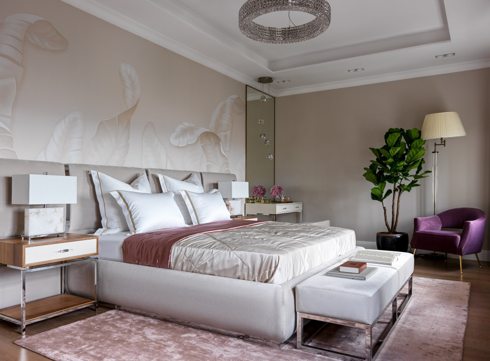 Immagine di una camera da letto minimal con pareti beige e soffitto ribassato