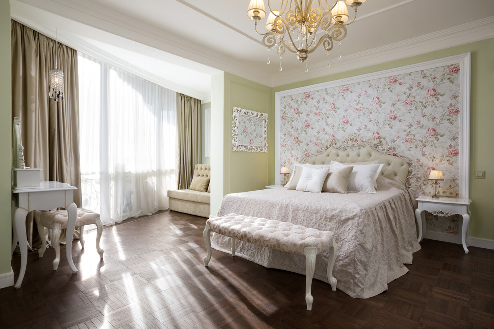 他の地域にあるトラディショナルスタイルのおしゃれな主寝室 (緑の壁、濃色無垢フローリング、茶色い床、アクセントウォール) のインテリア