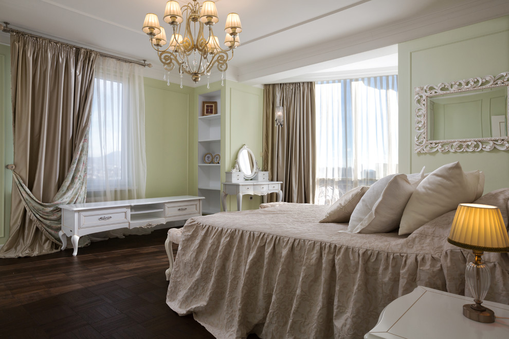 Foto di una camera da letto chic con pareti verdi