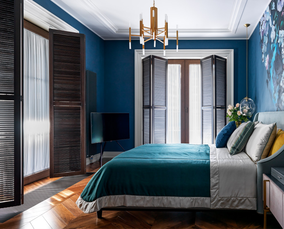 Свежая идея для дизайна: хозяйская спальня среднего размера в стиле неоклассика (современная классика) с синими стенами, темным паркетным полом и коричневым полом без камина - отличное фото интерьера