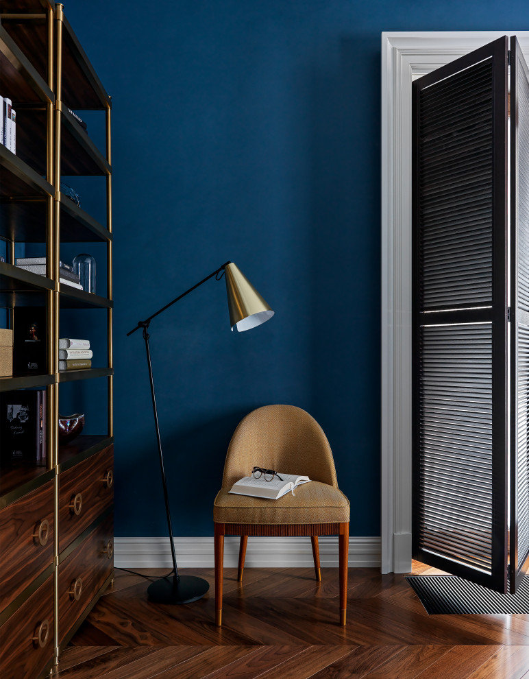 Источник вдохновения для домашнего уюта: хозяйская спальня среднего размера в стиле неоклассика (современная классика) с синими стенами, темным паркетным полом и коричневым полом без камина