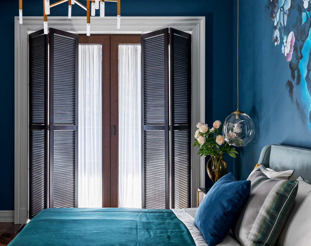 Пример оригинального дизайна: хозяйская спальня среднего размера в стиле неоклассика (современная классика) с синими стенами, темным паркетным полом и коричневым полом без камина