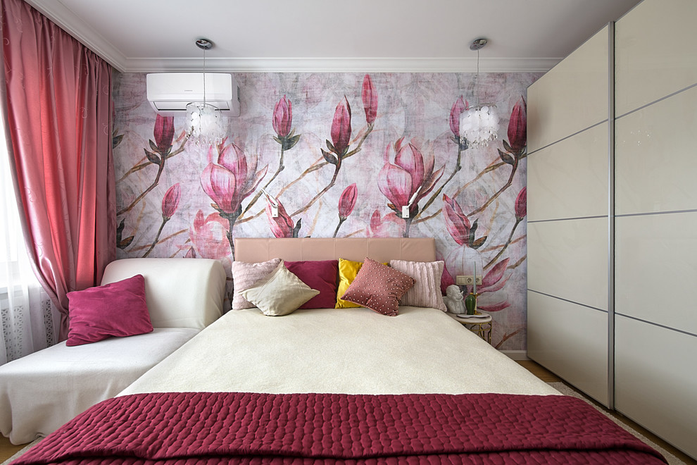 Источник вдохновения для домашнего уюта: спальня в современном стиле с разноцветными стенами, паркетным полом среднего тона и коричневым полом