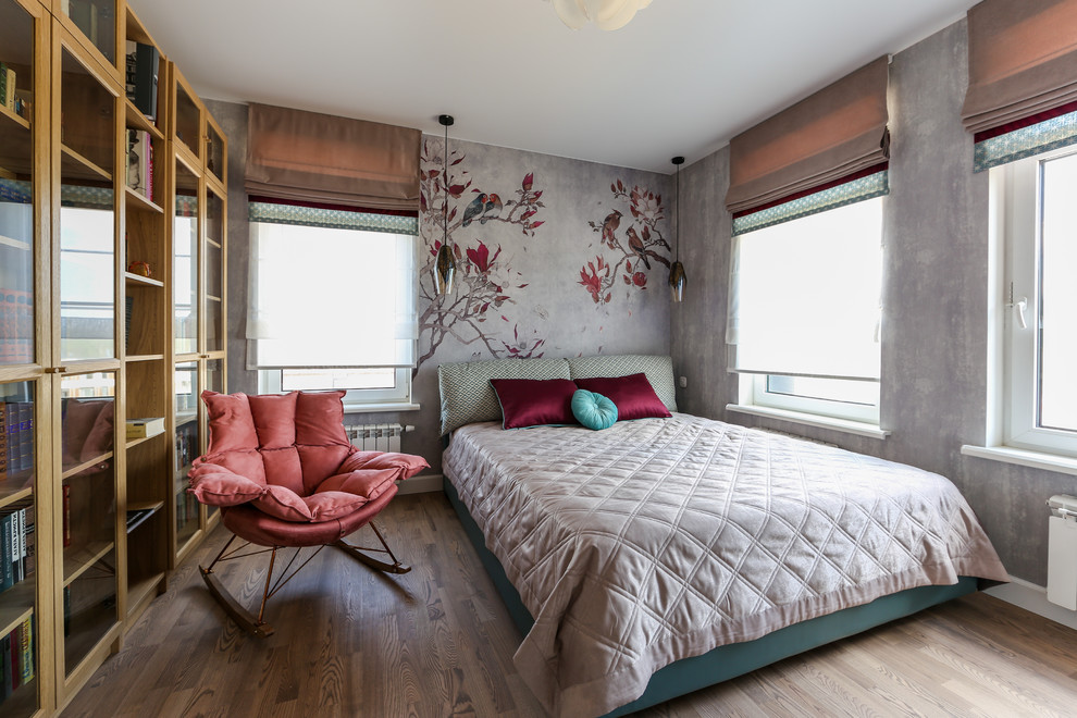 Modelo de dormitorio principal contemporáneo de tamaño medio con paredes grises, suelo de madera en tonos medios y suelo marrón