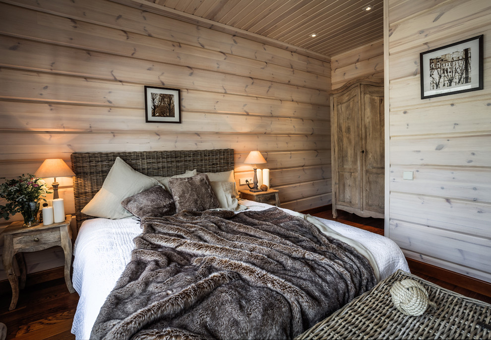 Imagen de dormitorio principal rural sin chimenea con paredes marrones y suelo de madera oscura