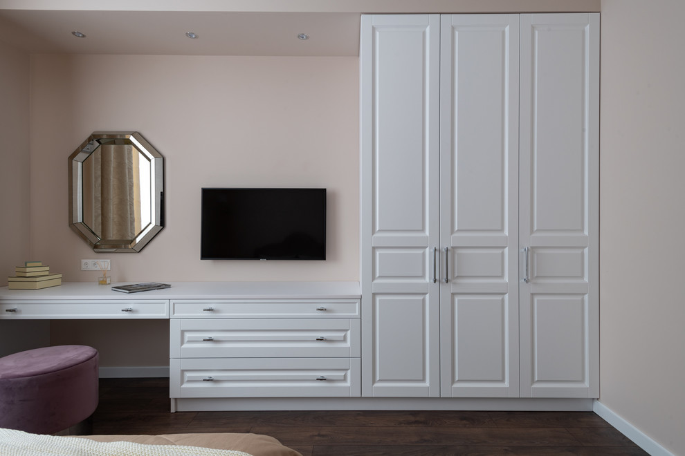 На фото: хозяйская спальня среднего размера в стиле неоклассика (современная классика) с бежевыми стенами, паркетным полом среднего тона и коричневым полом