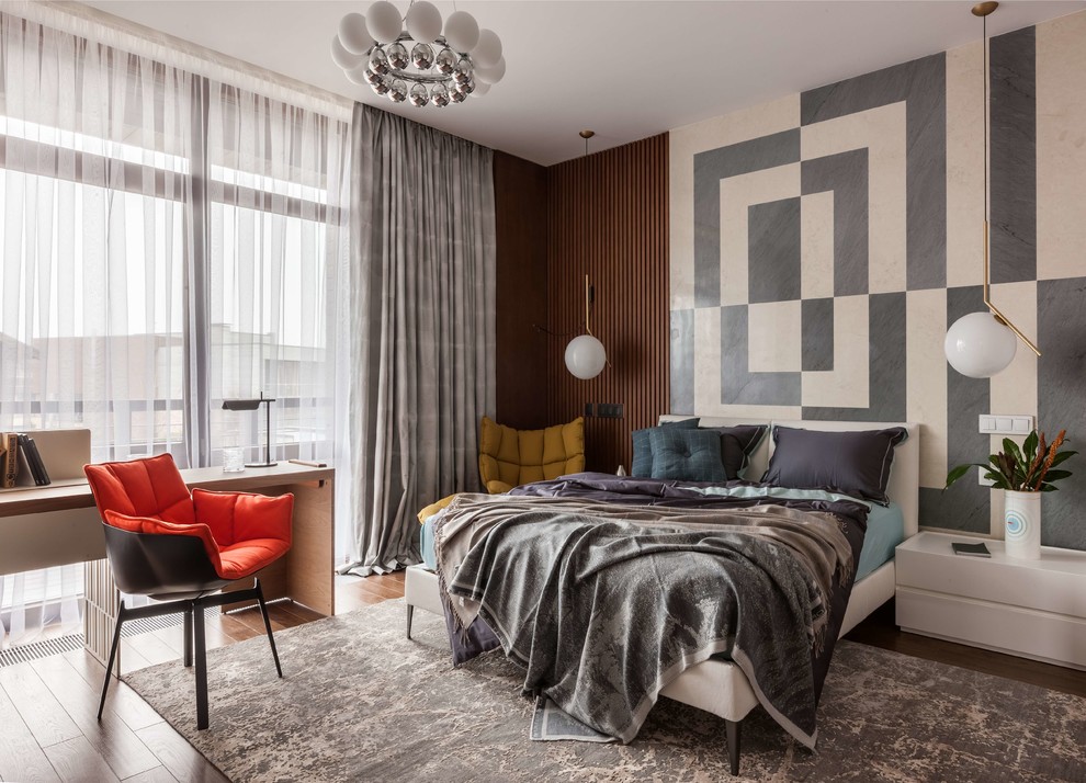Modernes Hauptschlafzimmer mit braunem Holzboden und braunem Boden in Moskau