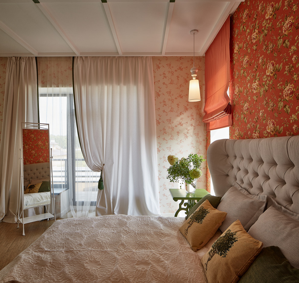 エカテリンブルクにあるトラディショナルスタイルのおしゃれな主寝室