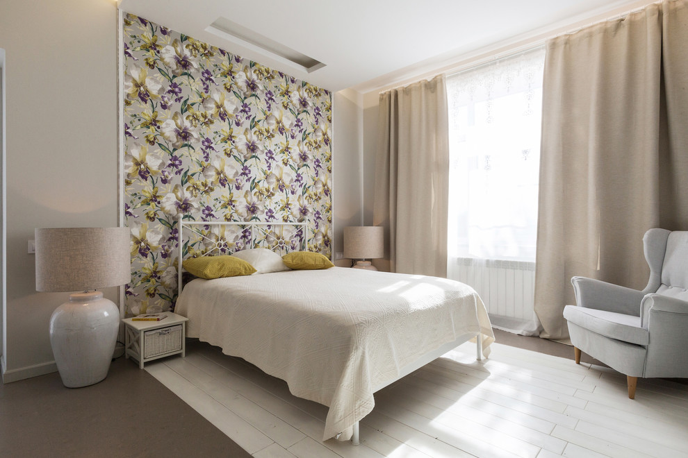 サンクトペテルブルクにあるトランジショナルスタイルのおしゃれな寝室 (グレーの壁)