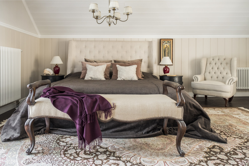 Источник вдохновения для домашнего уюта: хозяйская спальня среднего размера в классическом стиле с бежевыми стенами, темным паркетным полом и коричневым полом