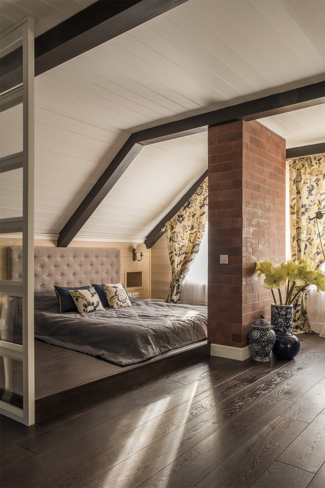 Источник вдохновения для домашнего уюта: гостевая спальня среднего размера, (комната для гостей) в современном стиле с бежевыми стенами, темным паркетным полом и коричневым полом