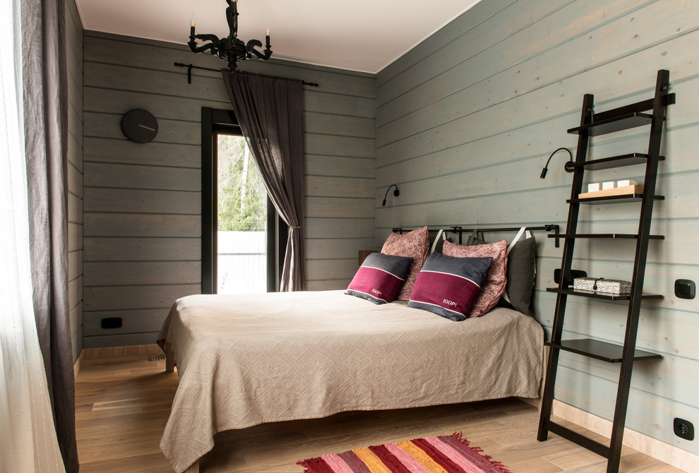 Пример оригинального дизайна: гостевая спальня (комната для гостей) в современном стиле с светлым паркетным полом и коричневым полом без камина