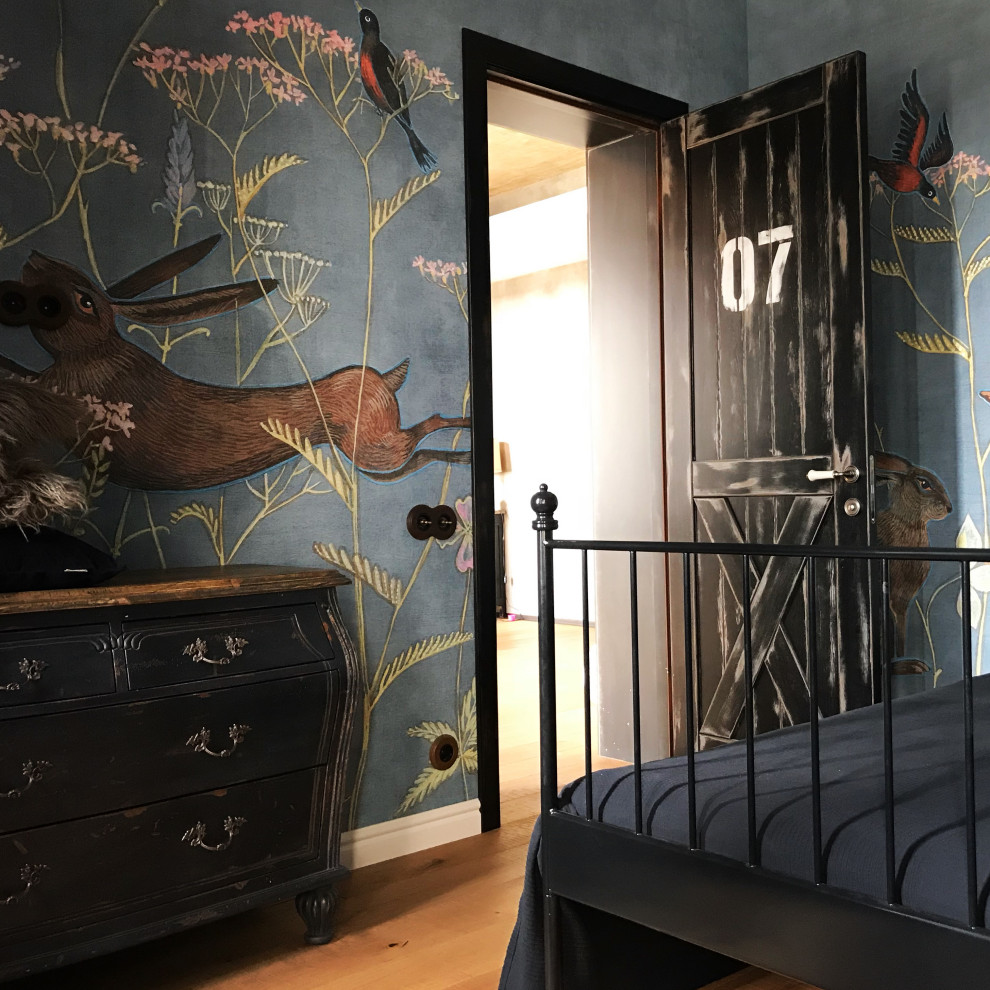 Foto de habitación de invitados industrial de tamaño medio con paredes grises, suelo de madera en tonos medios y suelo beige