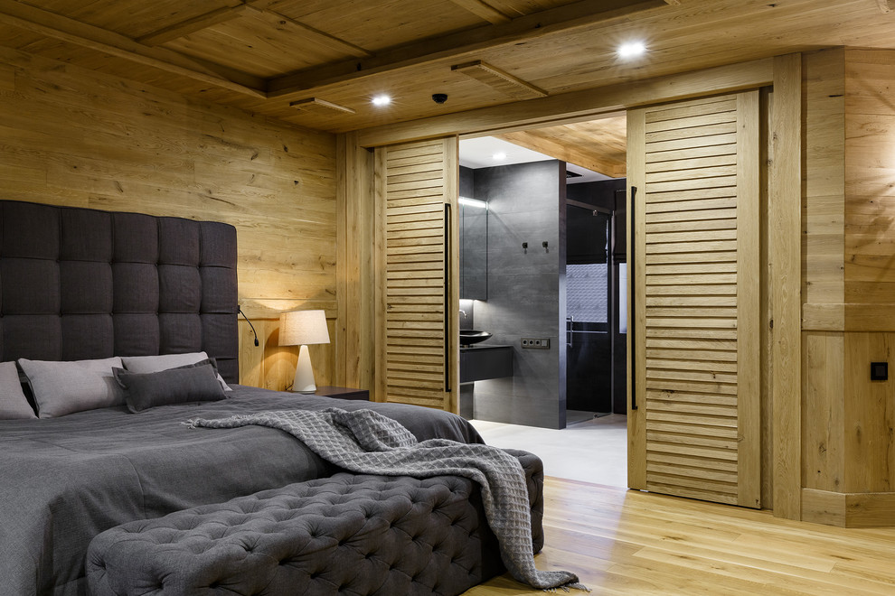 Источник вдохновения для домашнего уюта: хозяйская спальня в стиле лофт с коричневыми стенами, светлым паркетным полом и бежевым полом