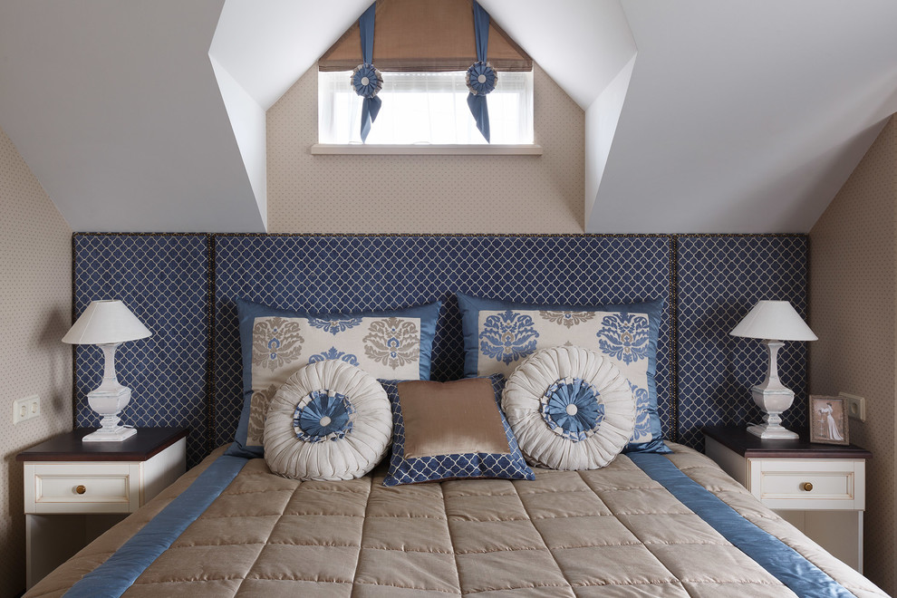 Идея дизайна: гостевая спальня (комната для гостей) в стиле неоклассика (современная классика) с бежевыми стенами