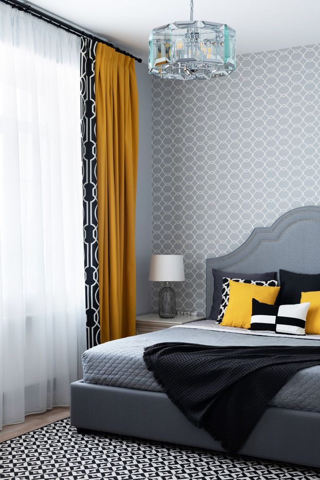 Modelo de dormitorio principal tradicional renovado de tamaño medio con paredes grises, suelo laminado y suelo beige