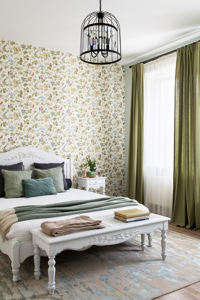 モスクワにある中くらいなトランジショナルスタイルのおしゃれな客用寝室 (グレーの壁、ラミネートの床、ベージュの床) のレイアウト