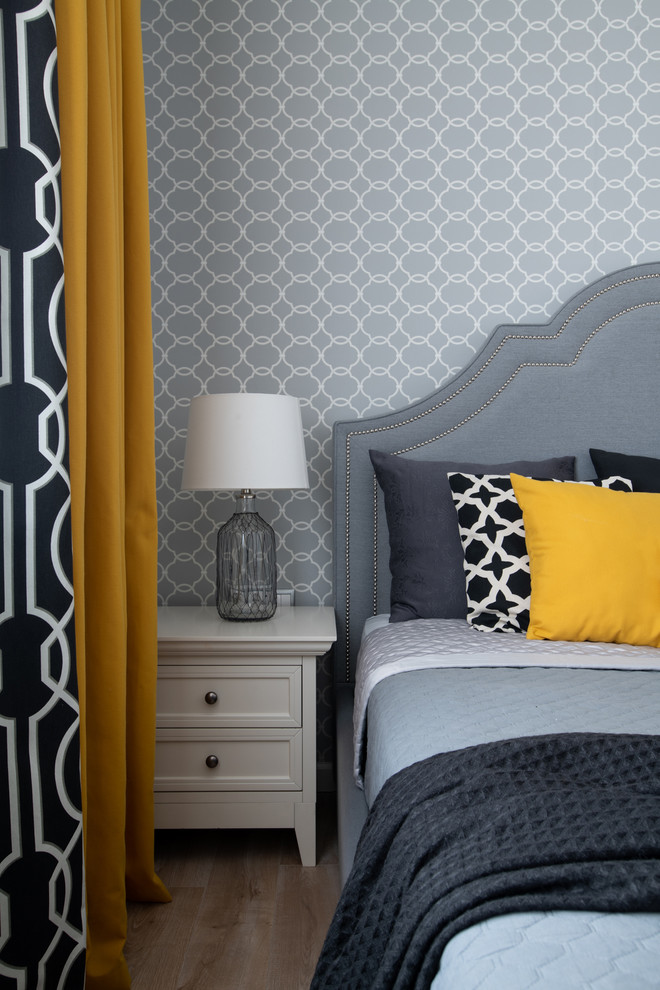 Стильный дизайн: хозяйская спальня среднего размера в стиле неоклассика (современная классика) с серыми стенами, полом из ламината и бежевым полом - последний тренд